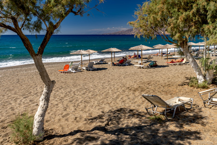 Пляж на курорте Каламаки, южный Крит