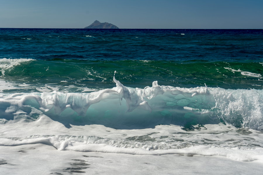 Волны на пляже в деревне Каламаки, южный Крит