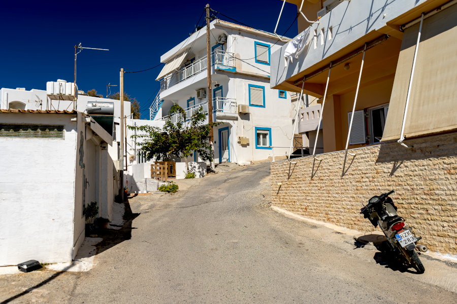 Улица в Каламаки, южный Крит