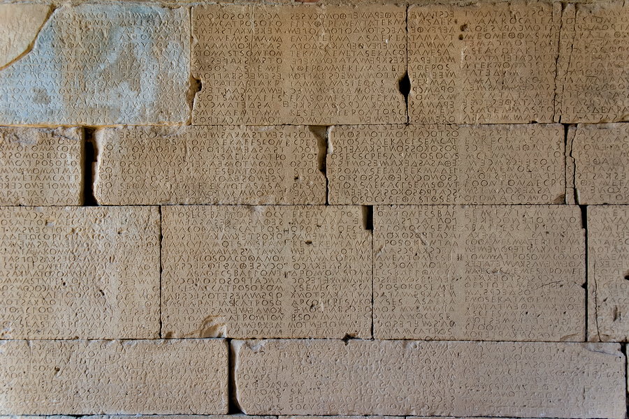 Стена в Античной Гортине с высеченными на ней законами