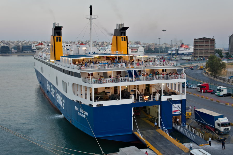 Паром в порту Пирей, Афины