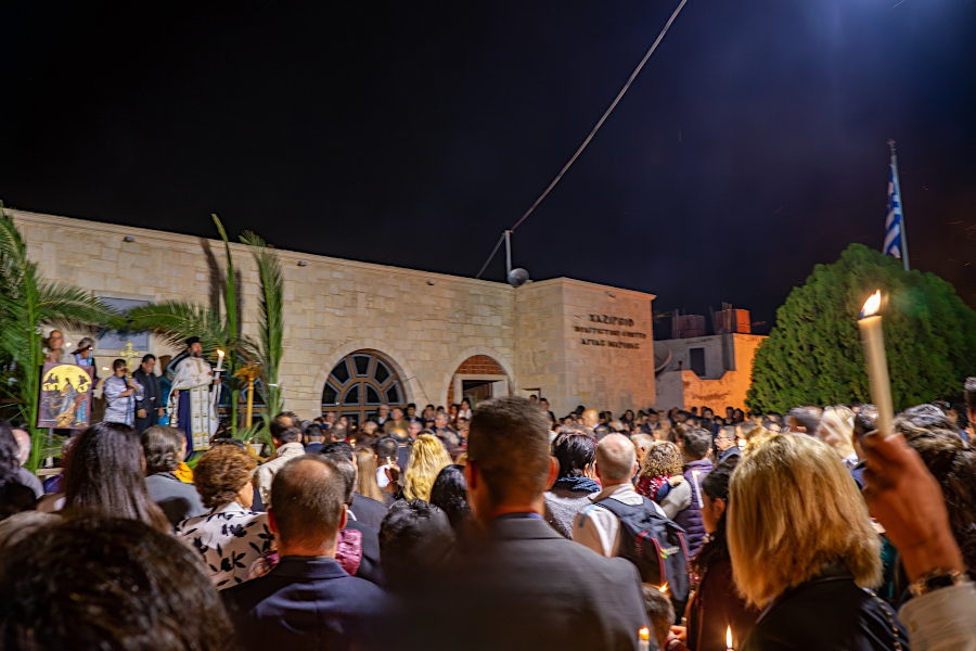 Пасхальная ночь на Крите в деревне Агия Марина, области Ханья