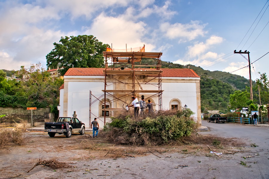 Деревня Аргируполи на Крите. Мужчины собирают ветки для костра, на котором в Пасхальное Воскресенье будут сжигать чучело Иуды.
