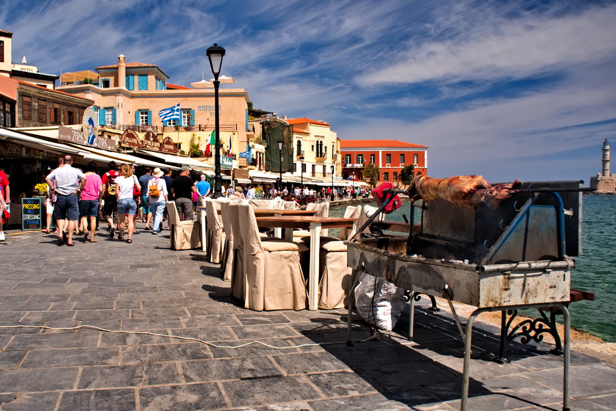 Венецианская набережная в Старом порту города Ханья, остров Крит