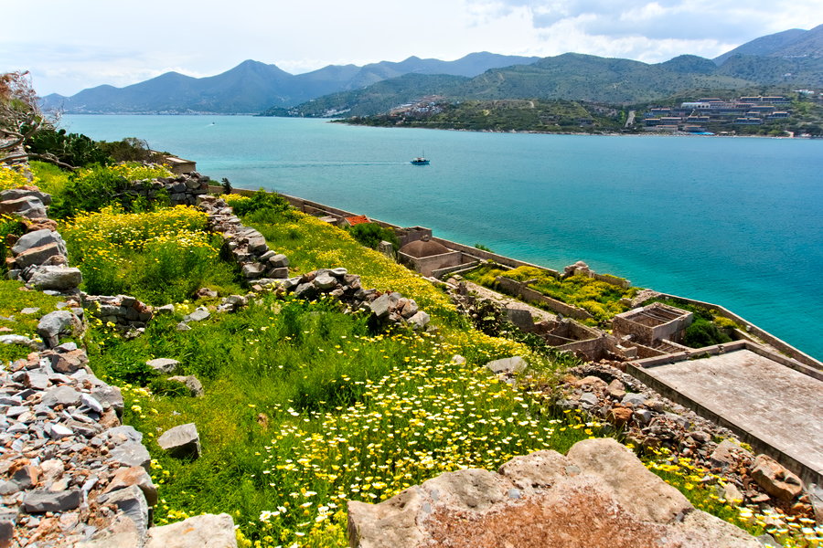 Крит в апреле. Фото сделано на острове Спиналонга в сторону деревни Плака