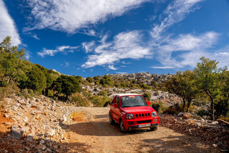 Иногда на Крите берём в прокат внедорожник
