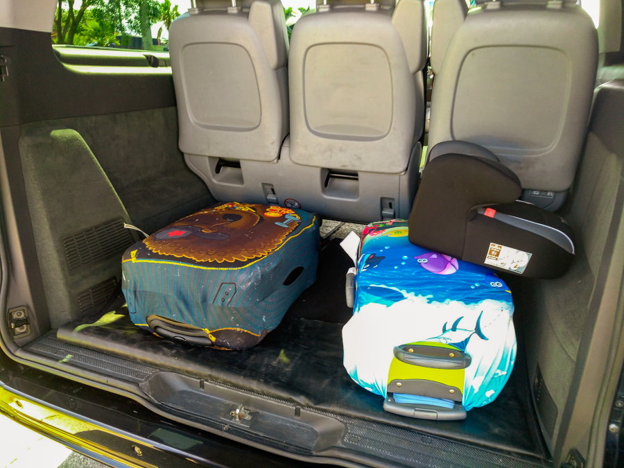 Чемоданы в багажнике минивэна - трансфер на Крите